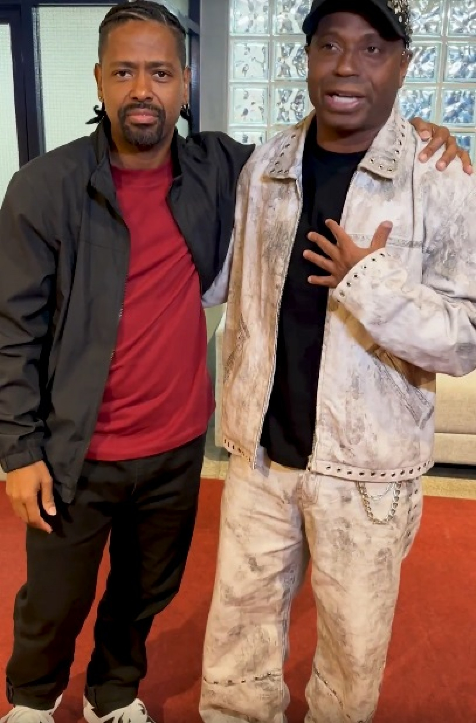 Boneco e Edilson se abraçam e encerram conflito após o reality