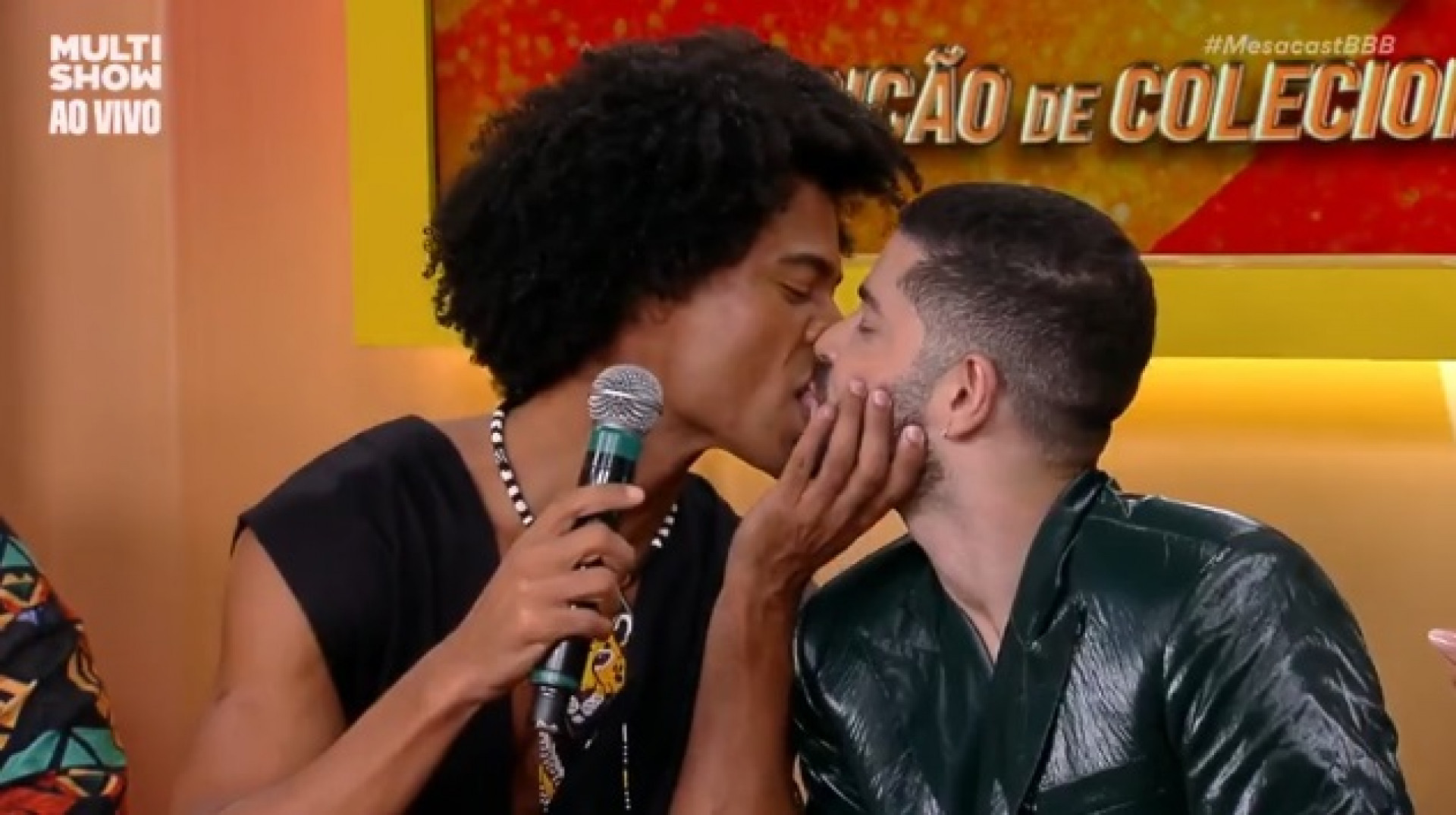 Breno e Marcelo se beijaram durante o programa 'Mesacast' - Reprodução de Vídeo 