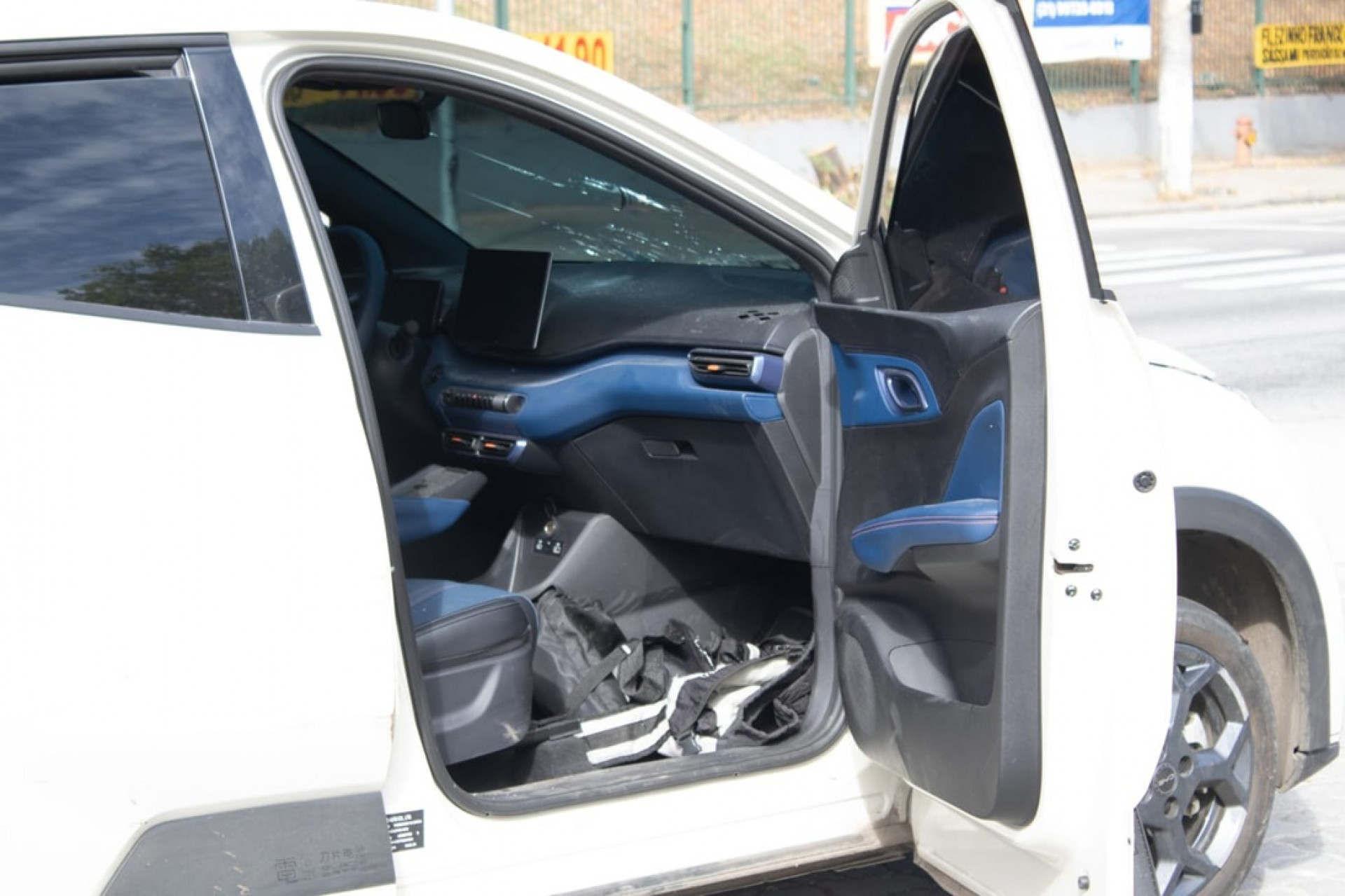Carro usado pelos bandidos na ação ficou com marcas de tiro - Érica Martin/Agência O Dia