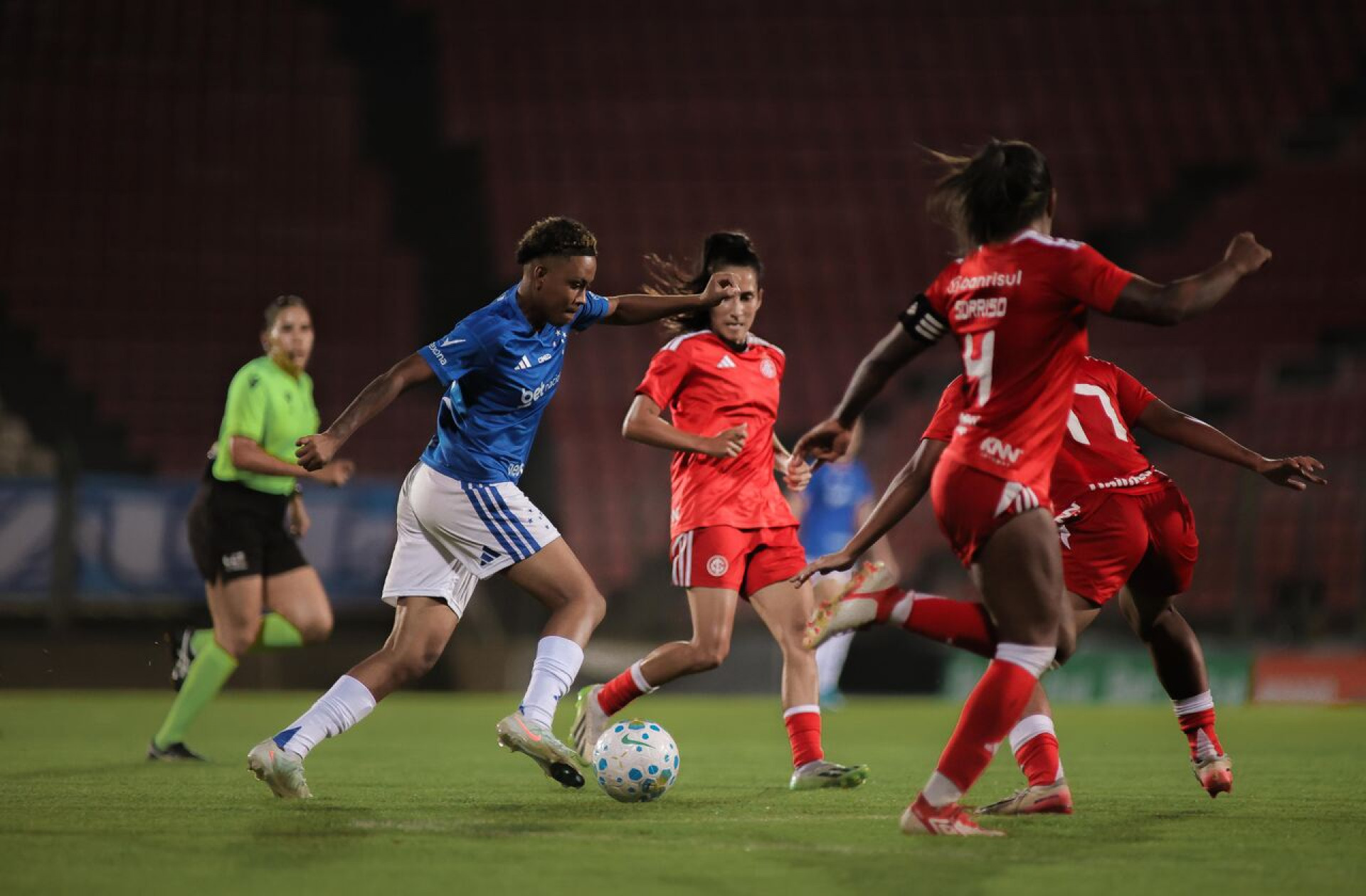 Internacional bate Cruzeiro e entra no G8 do Brasileir&atilde;o Feminino