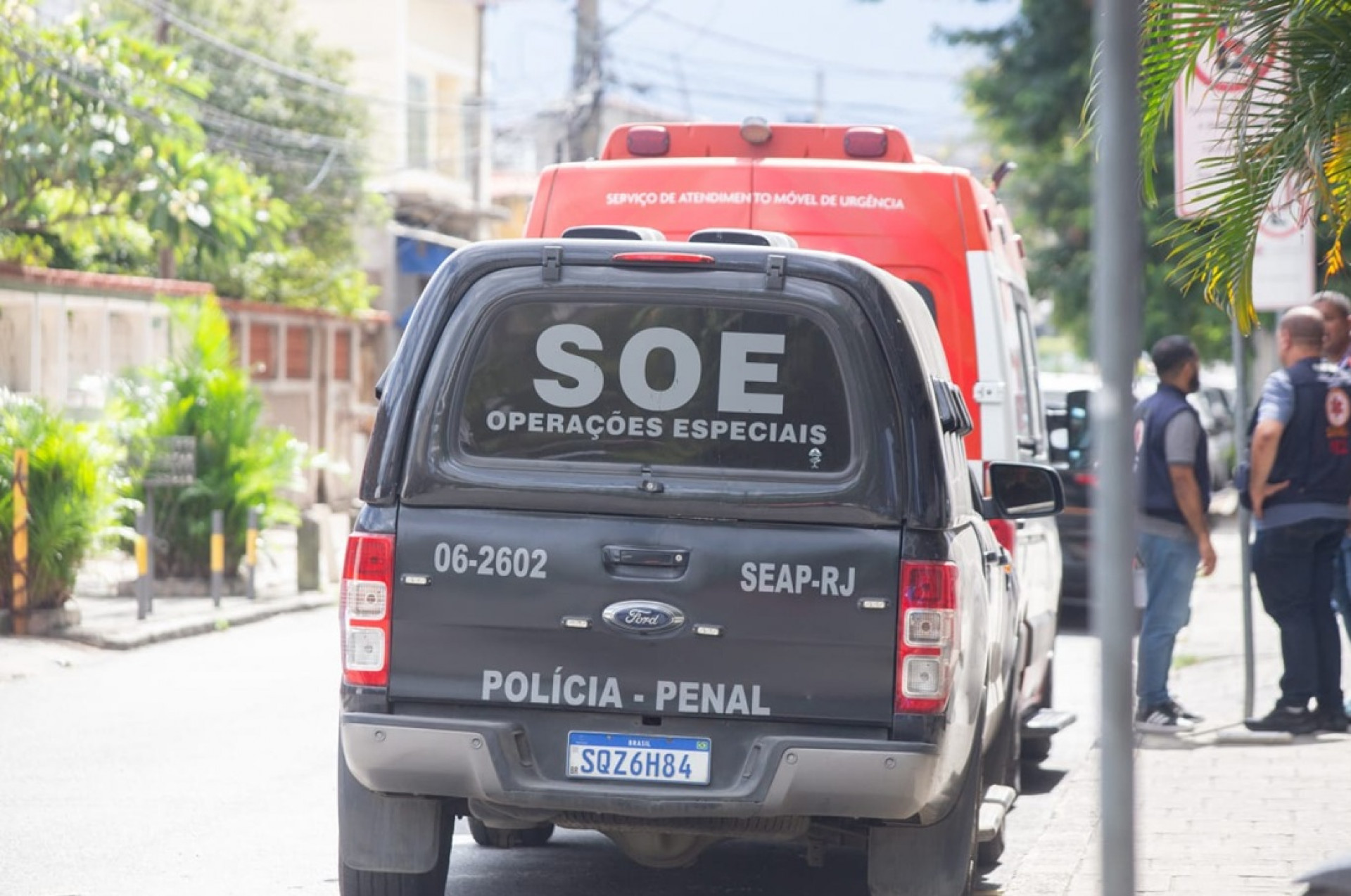 Equipe da Polícia Penal foi ao Hospital Albert Schweitzer, onde deram entrada os suspeitos baleados - Érica Martin/Agência O Dia