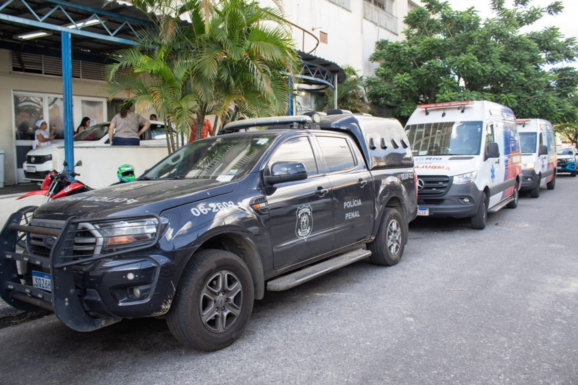 Equipe da Polícia Penal foi ao Hospital Albert Schweitzer, onde deram entrada os suspeitos baleados - Érica Martin/Agência O Dia