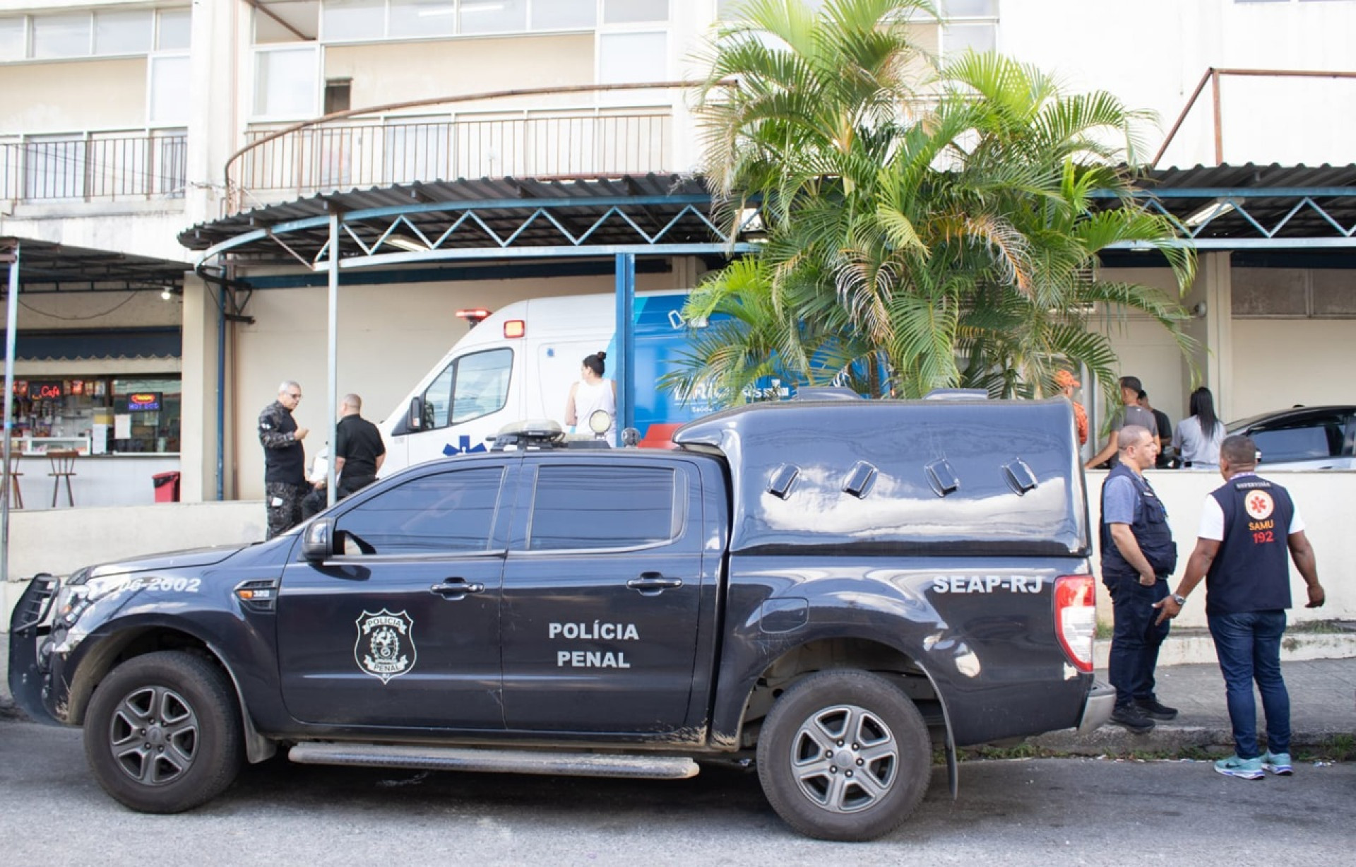 Equipe da Polícia Penal foi ao Hospital Albert Schweitzer, onde deram entrada os suspeitos baleados - Érica Martin/Agência O Dia