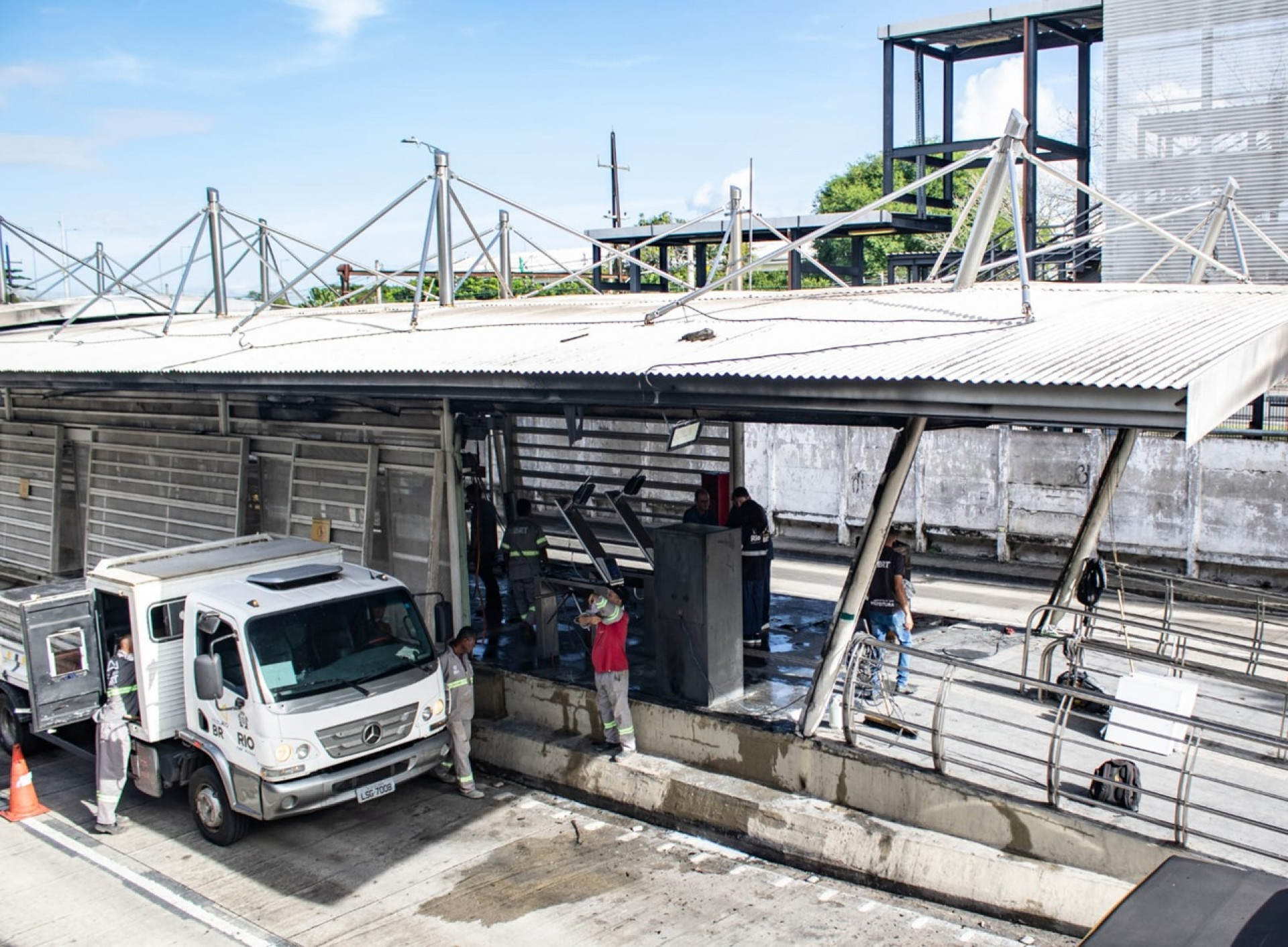 Equipes da Mobi-Rio já iniciaram os trabalhos para a reabertura da estação - Érica Martin/Agência O Dia