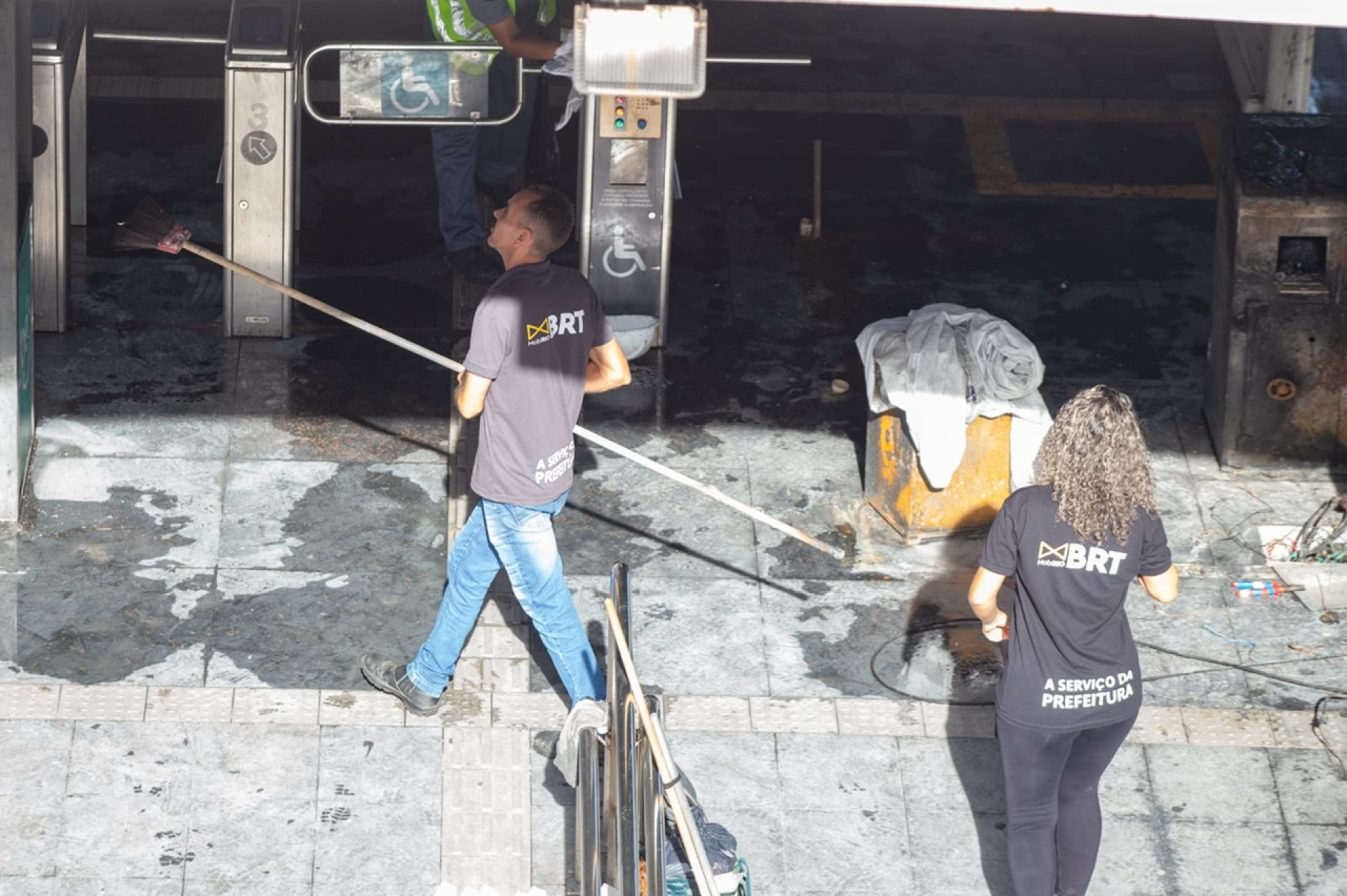 Equipes da Mobi-Rio já iniciaram os trabalhos para a reabertura da estação - Érica Martin/Agência O Dia