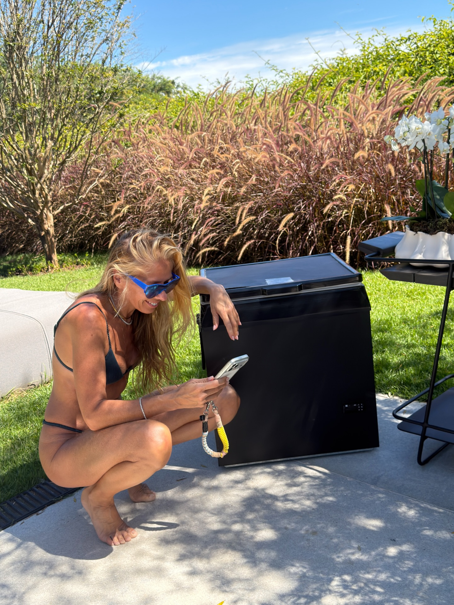 Adriane Galisteu curte dia de piscina com biquíni cavado - Reprodução Instagram