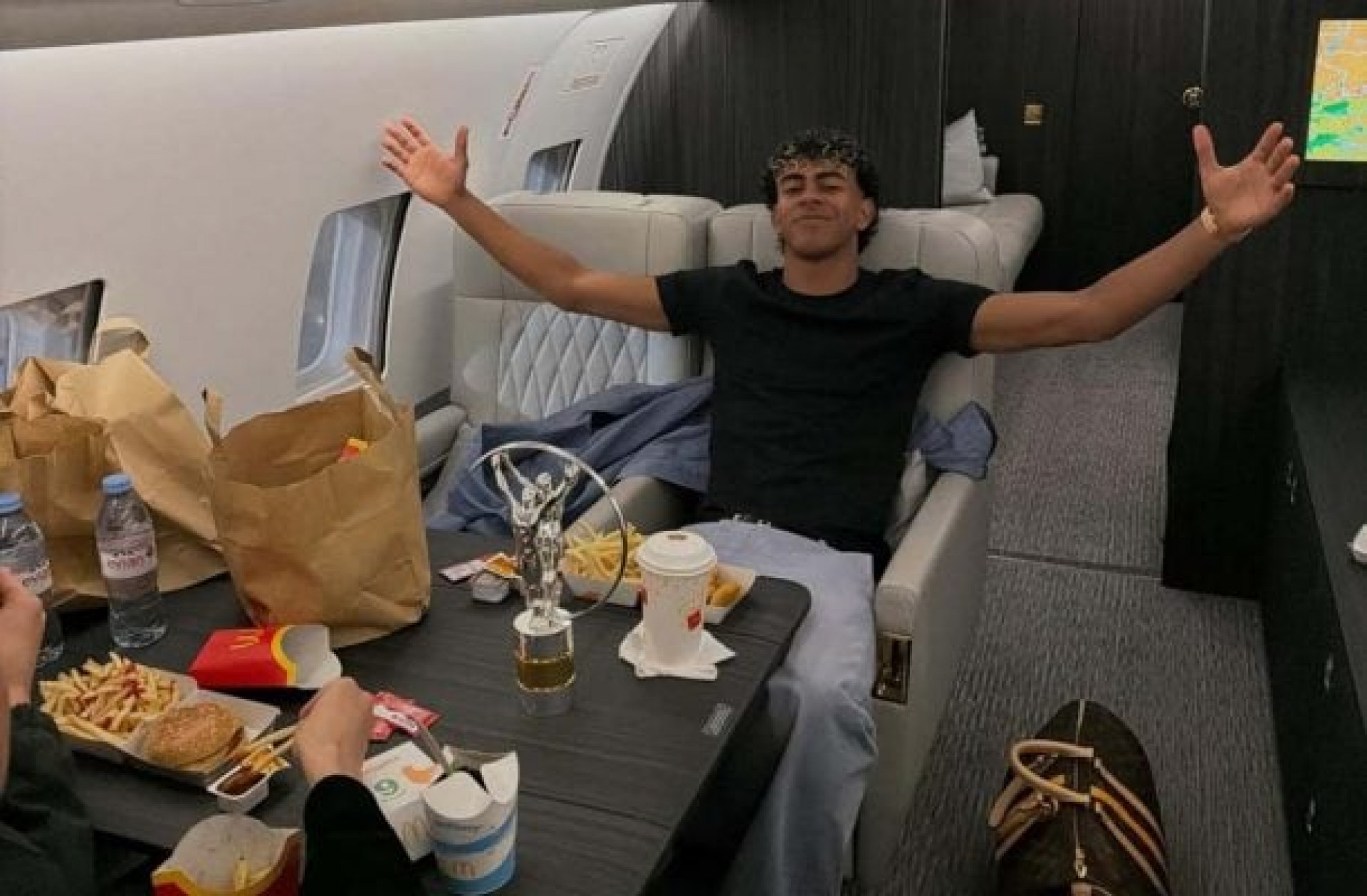 Lamine Yamal celebra feito hist&oacute;rico em premia&ccedil;&atilde;o com ”banquete” de McDonald’s