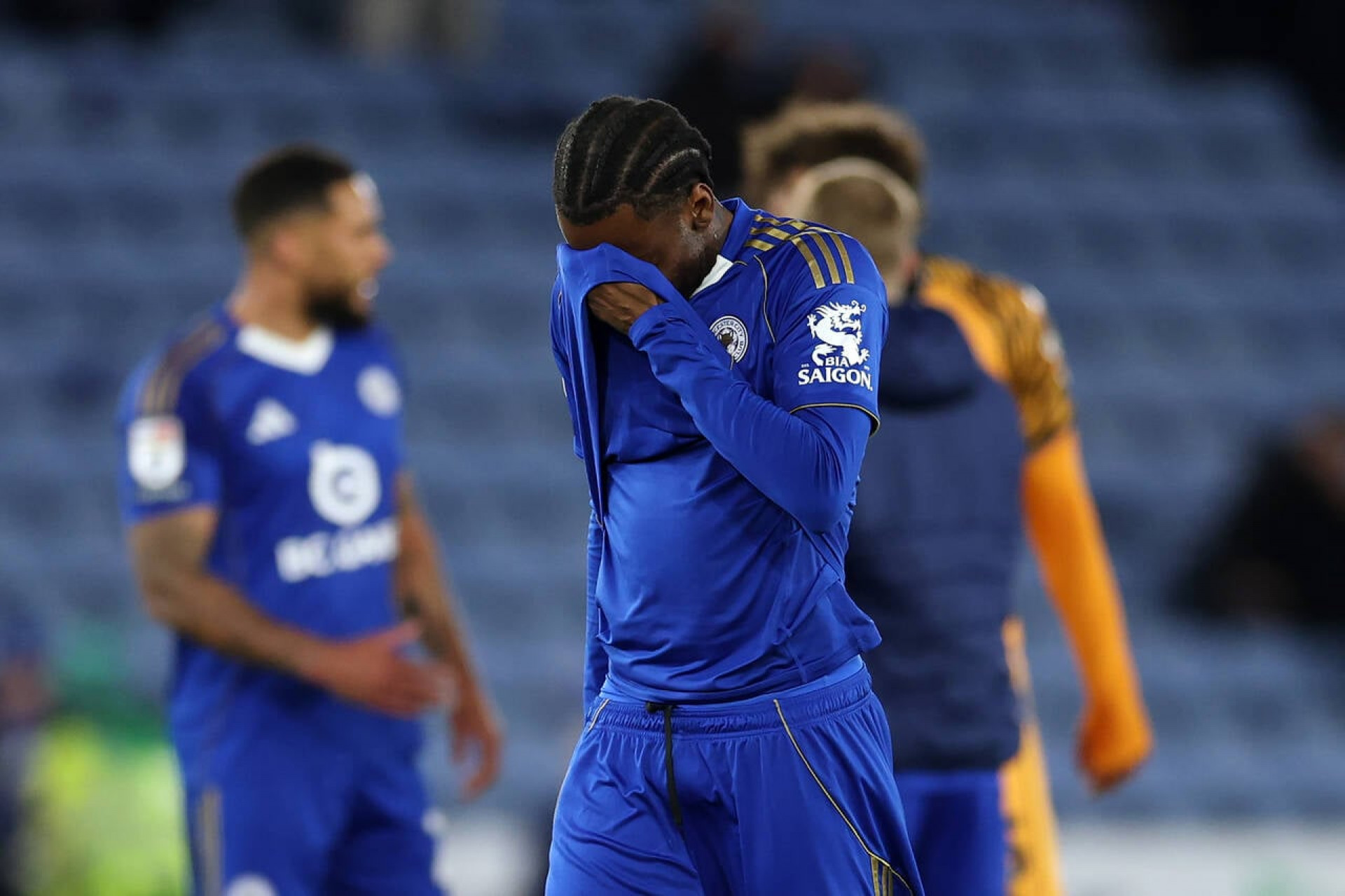 Cr&ocirc;nica da trag&eacute;dia anunciada: Leicester cai para a 3&ordf; divis&atilde;o inglesa