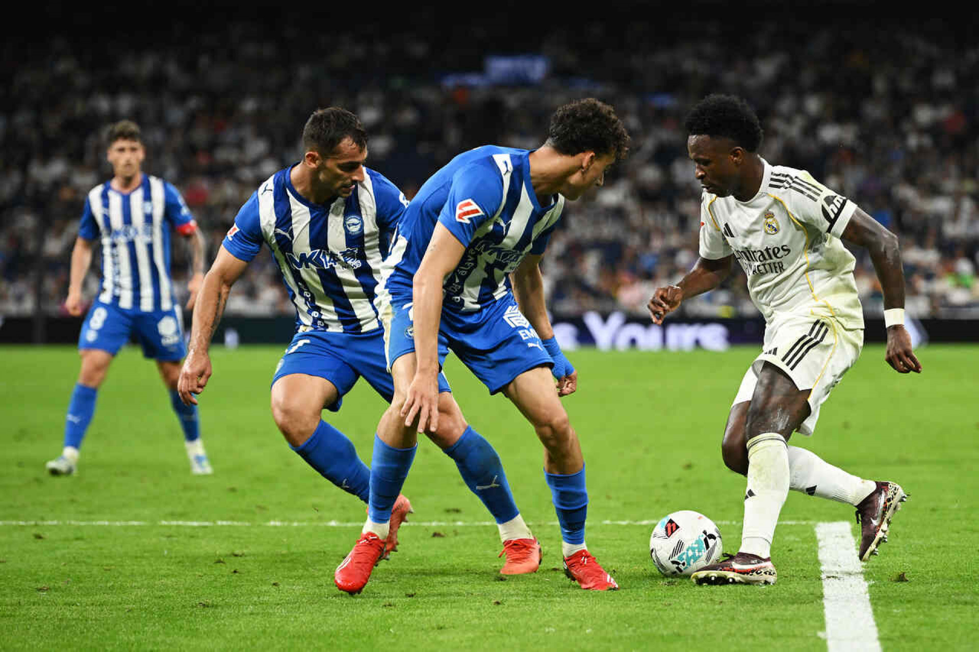 Real Madrid vence o Alav&eacute;s e segue na ca&ccedil;a ao l&iacute;der Barcelona