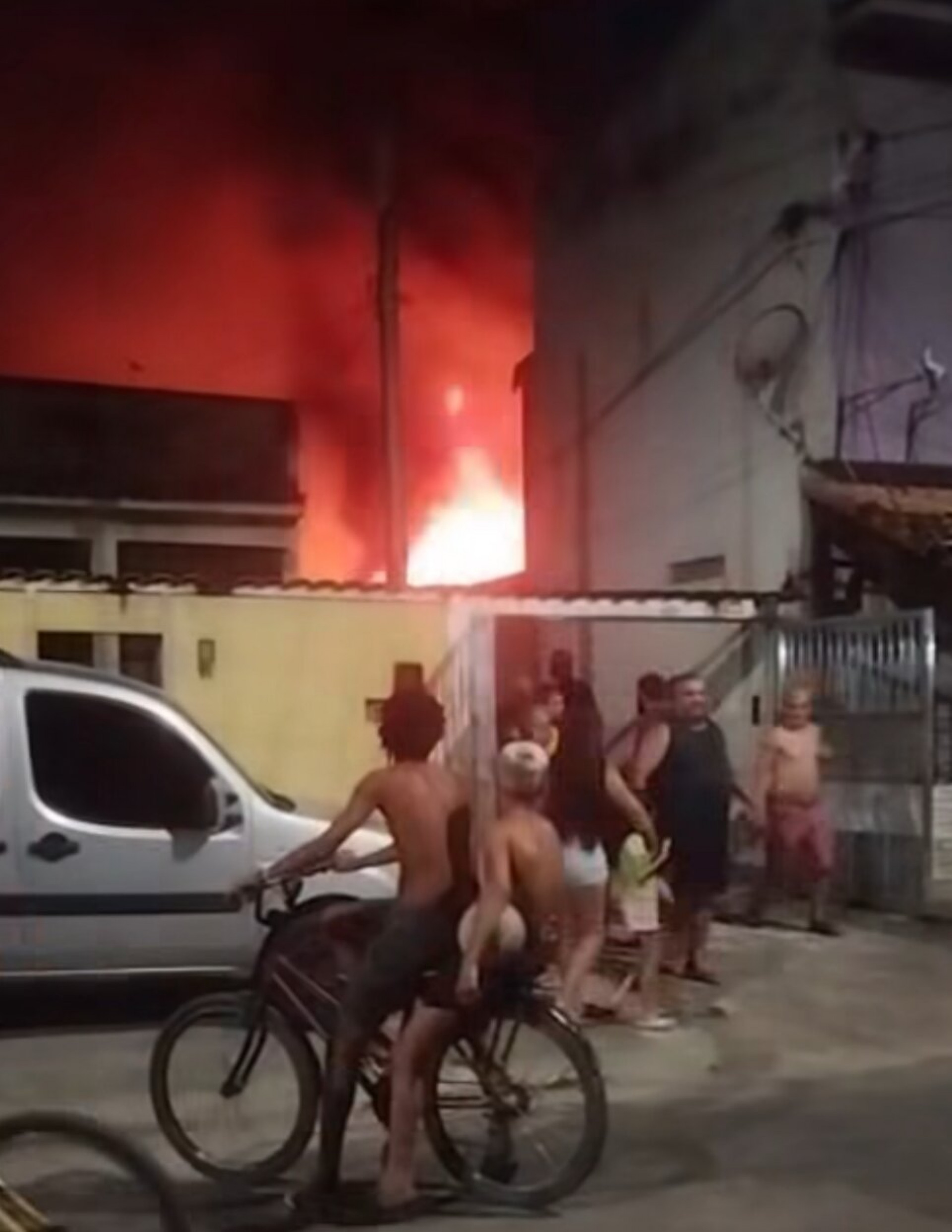 Incêndio atinge casa de festas em Nova Iguaçu