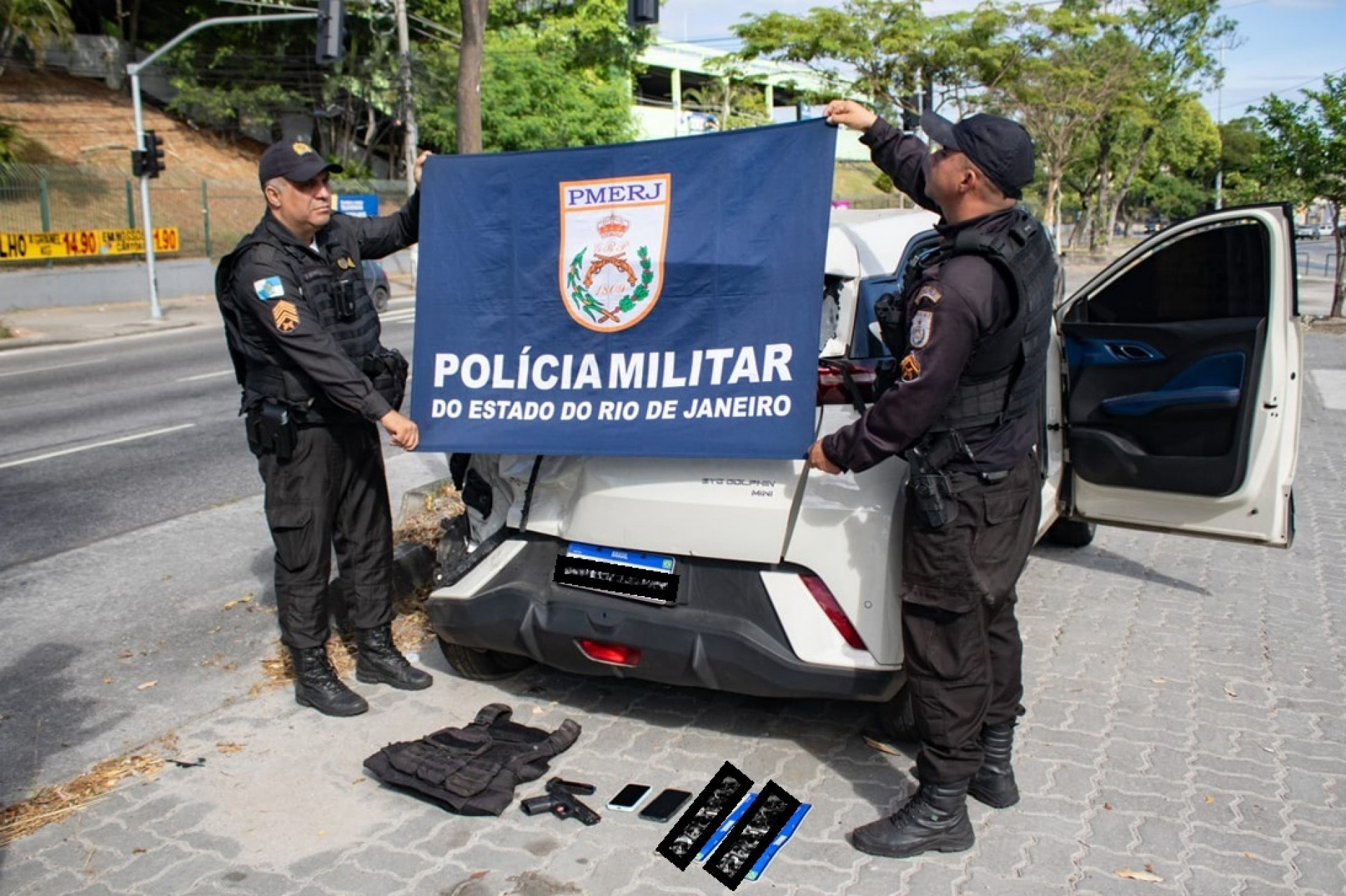 Veículo roubado usado pelos criminosos e outros itens foram apreendidos pelos policiais - Érica Martin/Agência O Dia