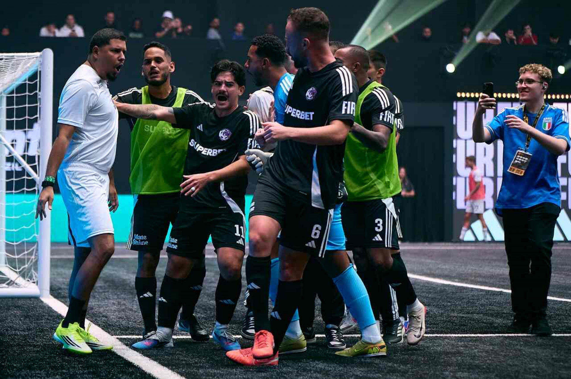 Gabriel Costa celebra vit&oacute;ria que d&aacute; vida ao Dibrados na Kings League: ”S&oacute; depende da gente”