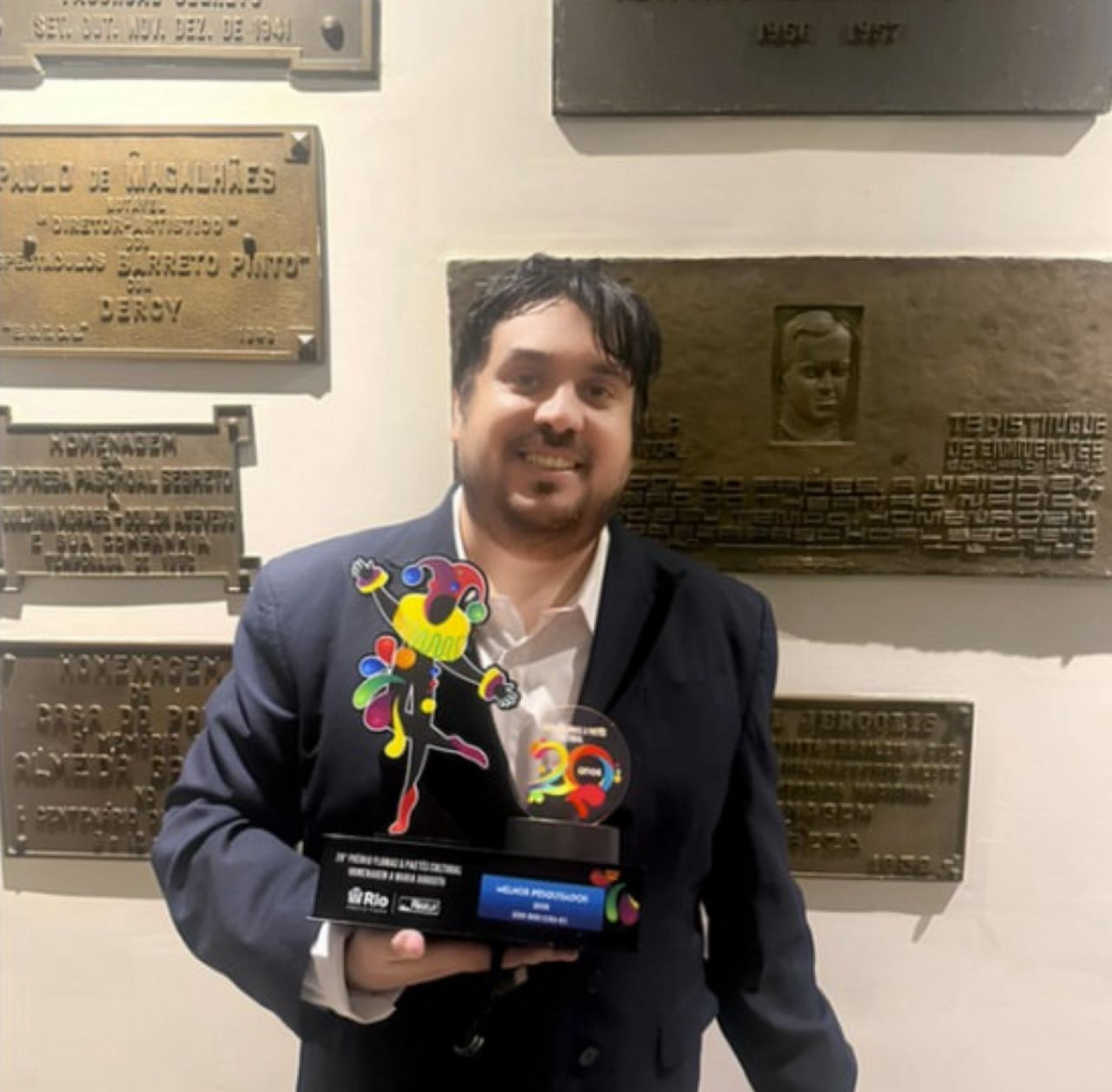 Rodrigo Marques com prêmio 'Plumas e Paêtes' de pesquisador da sério Ouro, 2025 - Reprodução / Instagram