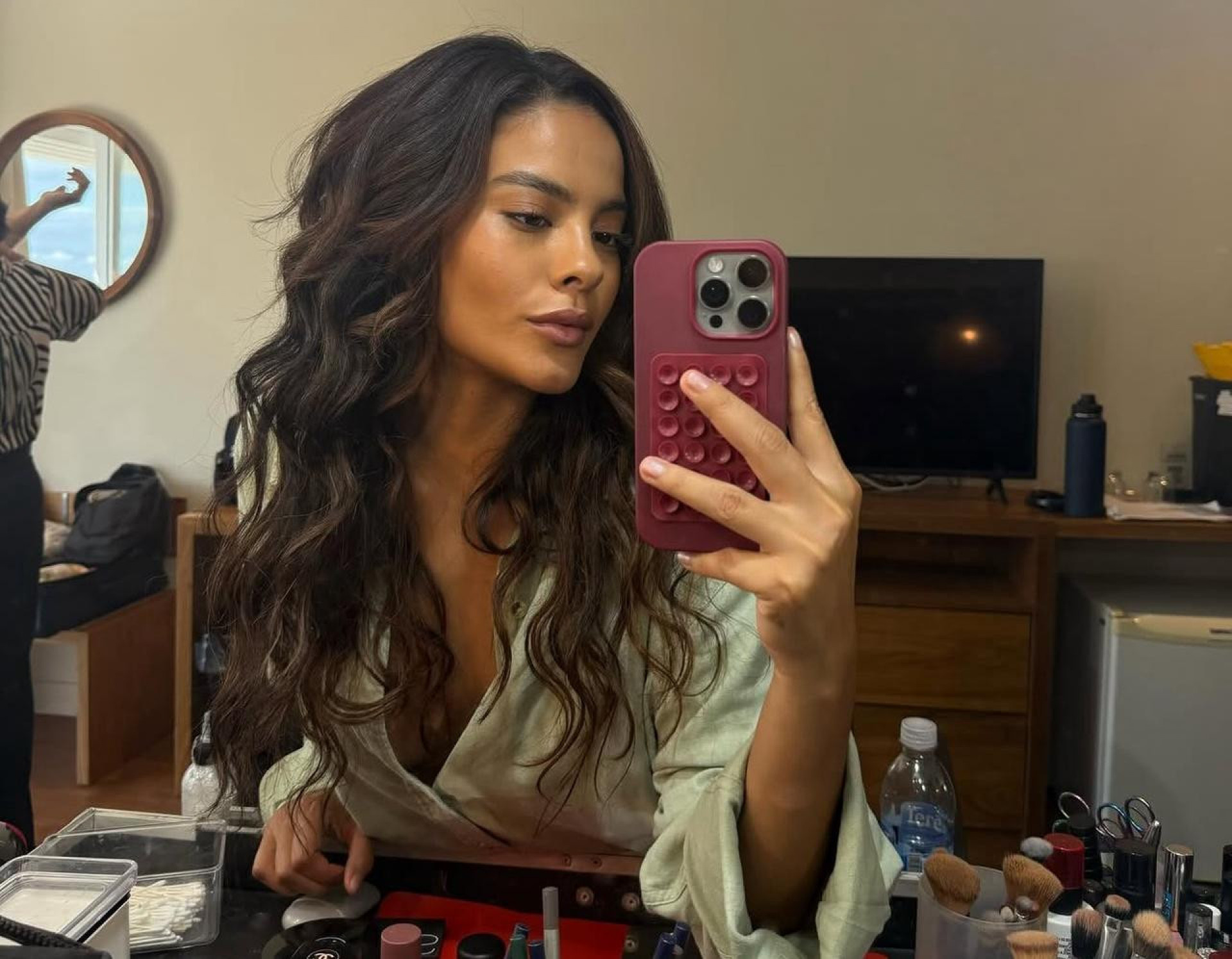 Bella Campos transforma bazar pessoal em ação social e doa peças para ONG