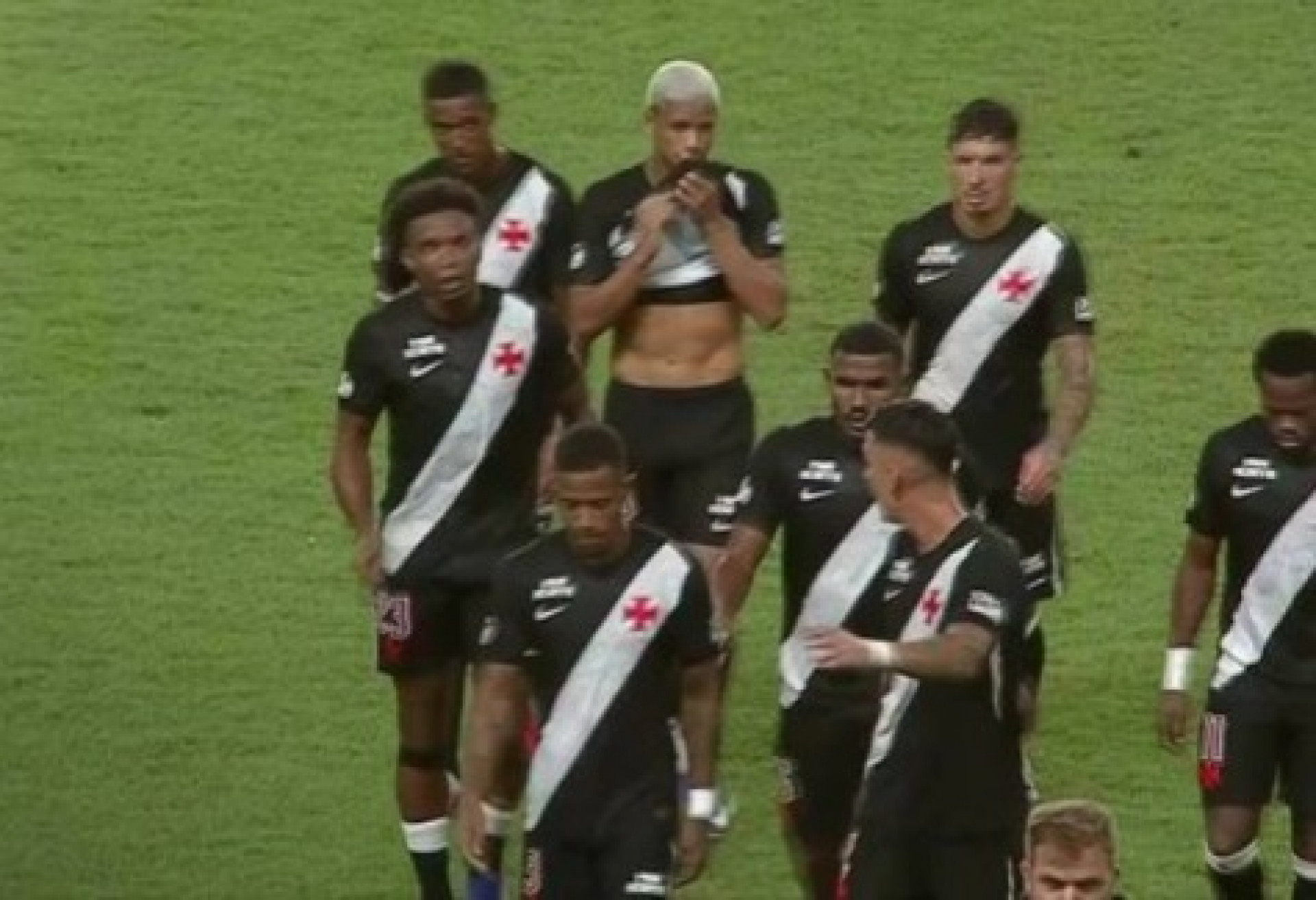 Vitória do Vasco na Copa do Brasil tem discussão entre Puma e Thiago Mendes