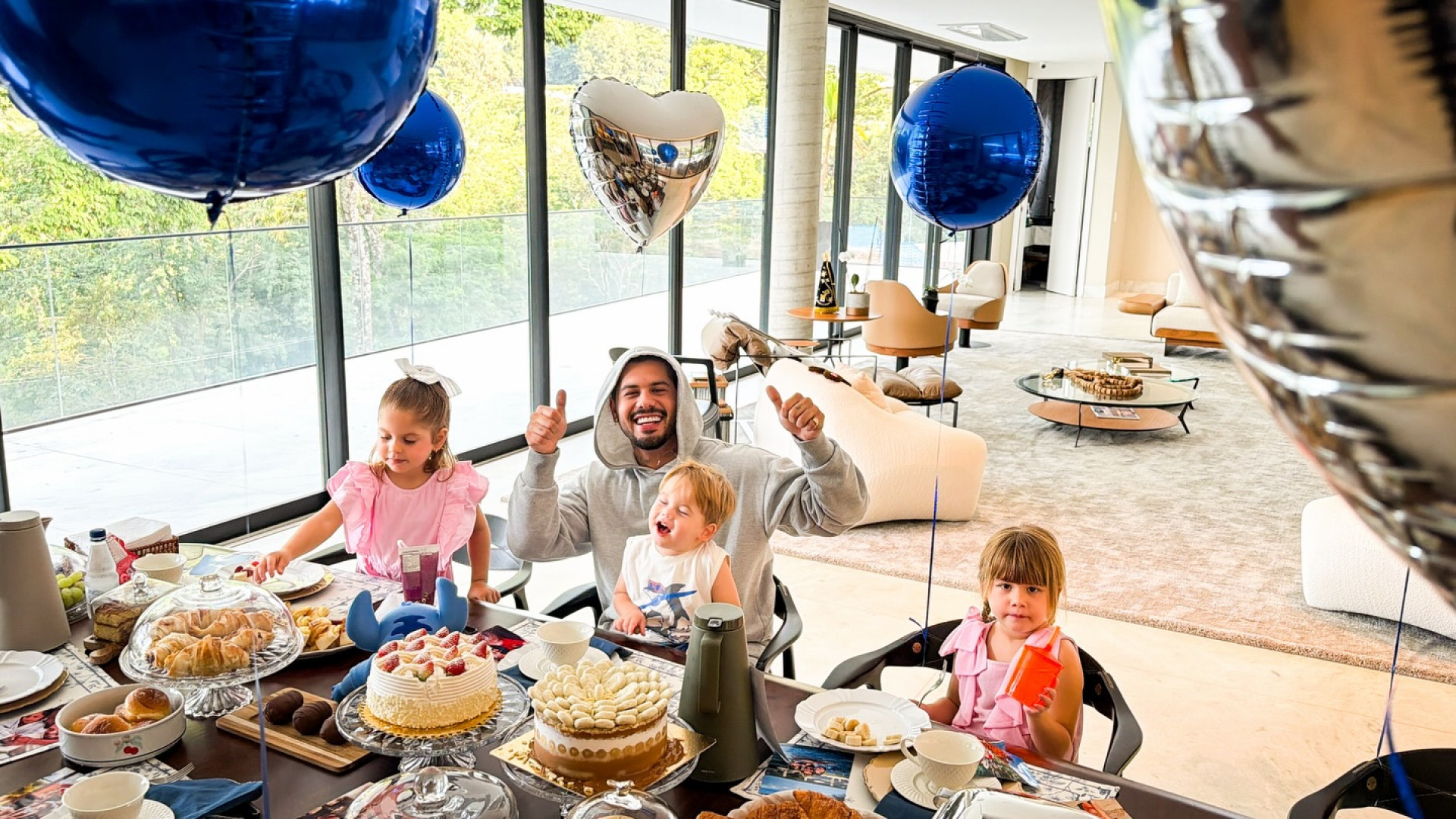 Zé Felipe comemora aniversário com os filhos e detalhe no bolo chama atenção - Reprodução Instagram