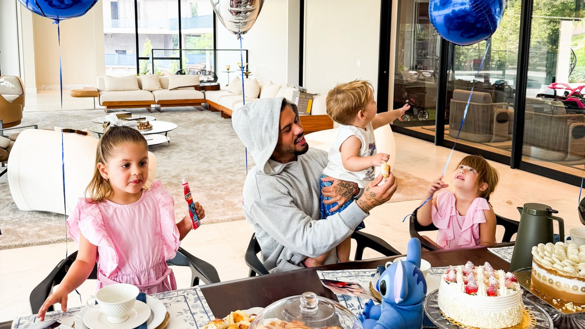 Zé Felipe comemora aniversário com os filhos e detalhe no bolo chama atenção - Reprodução Instagram