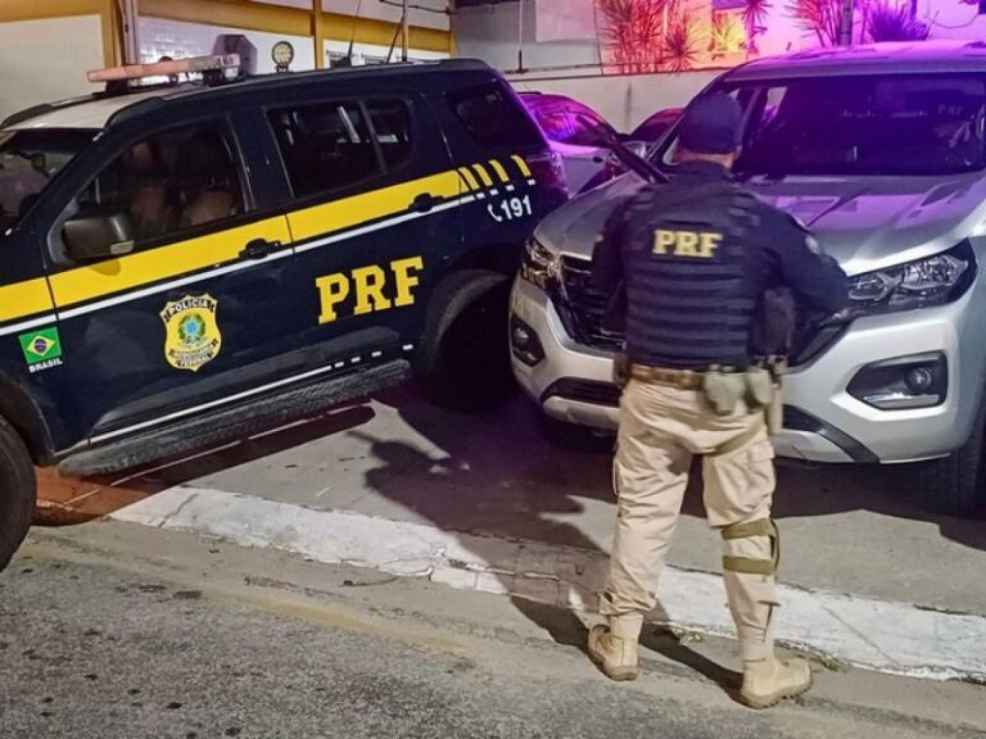 Rota do crime é interrompida e caminhonete roubada é recuperada na RJ-106