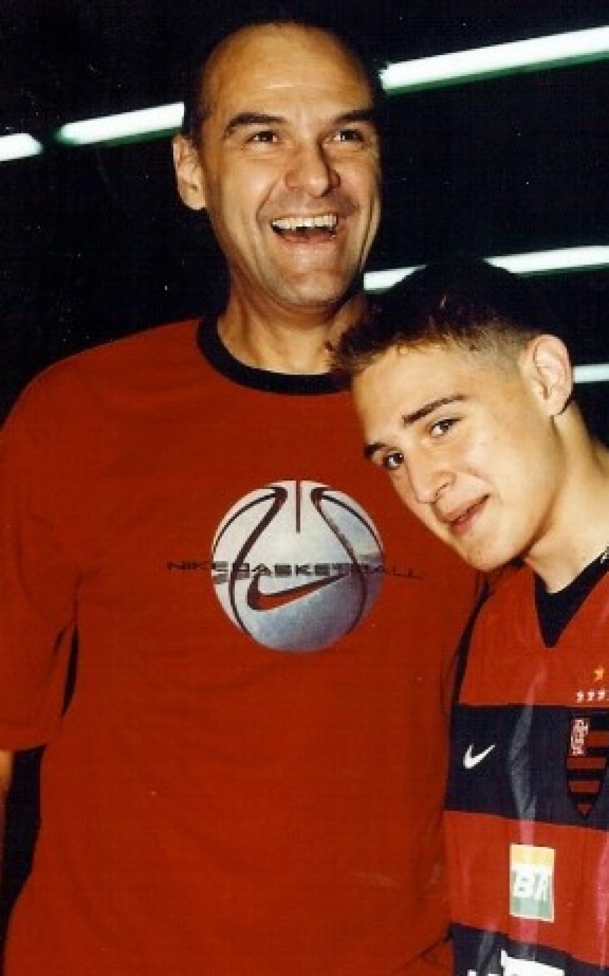 Oscar Schmidt ao lado do filho, ainda jovem, Felipe Schmidt - Reprodução / Instagram