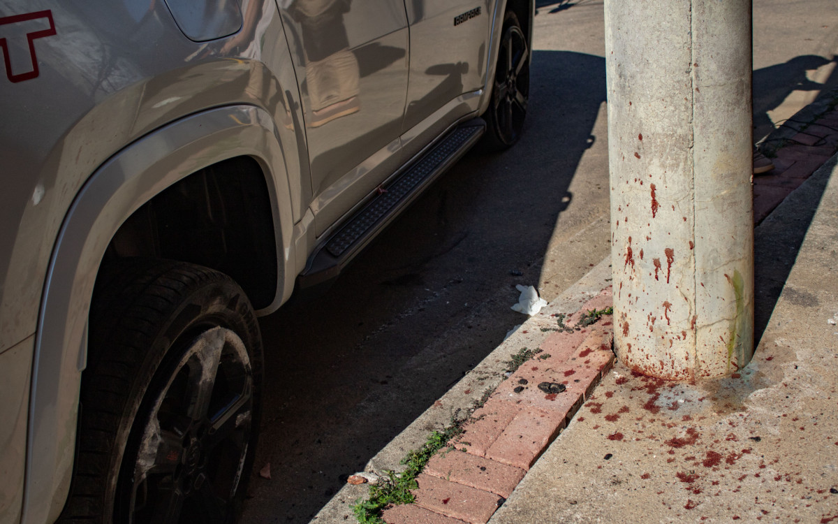 Carro do Daniel Patrício Santos de Oliveira de 29 anos, empresário que foi morto a tiros após uma abordagem policial na Pavuna, Zona Norte do Rio de Janeiro na madrugada de quarta-feira (22).  - Érica Martin/Agência O Dia