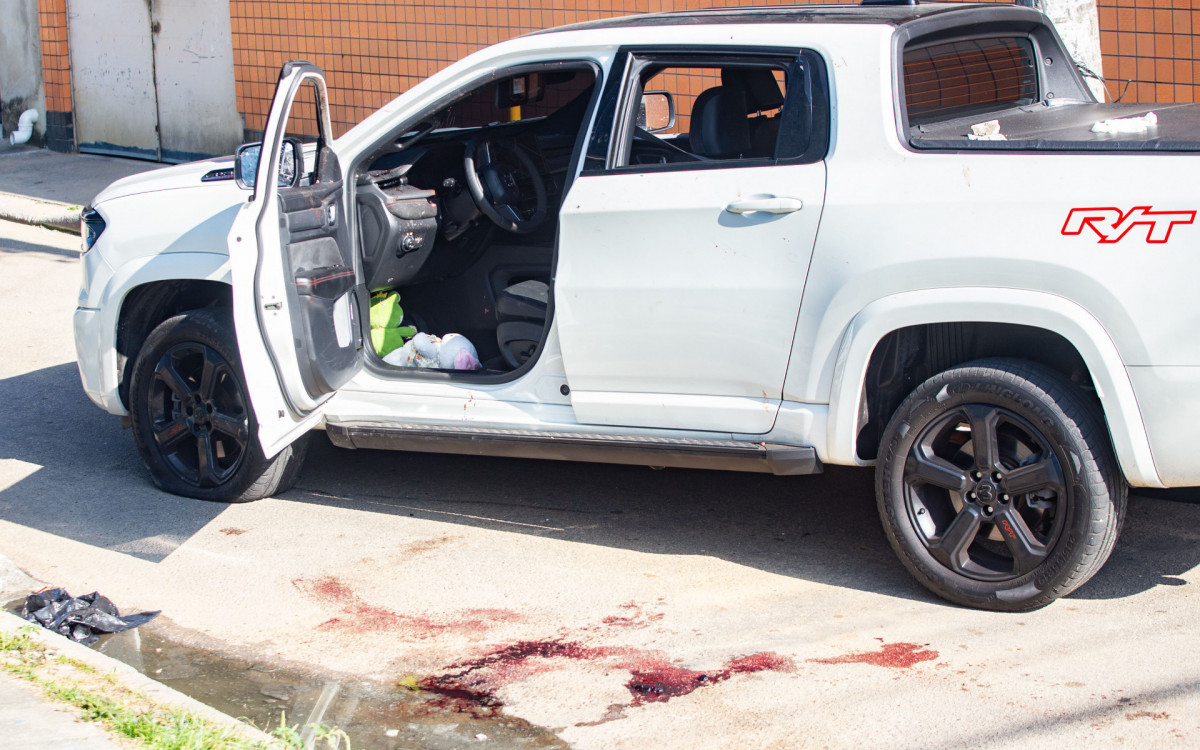Carro do Daniel Patrício Santos de Oliveira de 29 anos, empresário que foi morto a tiros após uma abordagem policial na Pavuna, Zona Norte do Rio de Janeiro na madrugada de quarta-feira (22).  - Érica Martin/Agência O Dia
