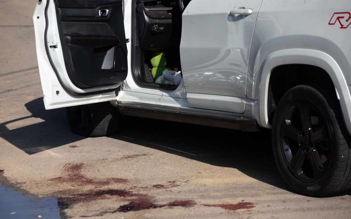 Carro do Daniel Patrício Santos de Oliveira de 29 anos, empresário que foi morto a tiros após uma abordagem policial na Pavuna, Zona Norte do Rio de Janeiro na madrugada de quarta-feira (22).  - Érica Martin/Agência O Dia
