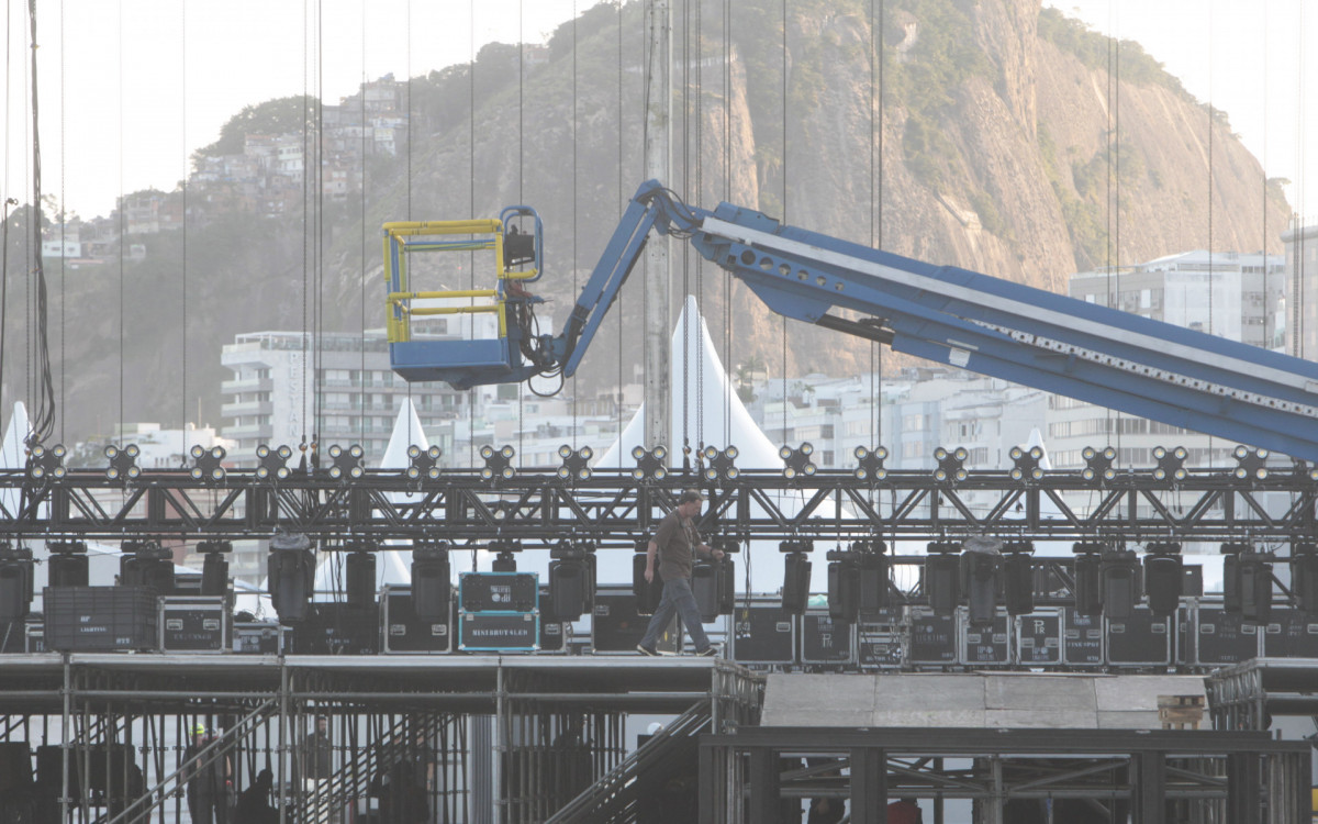 Montagem do palco para o show de Shakira, nesta quarta-feira (22).
 - Reginaldo Pimenta/Agência O Dia