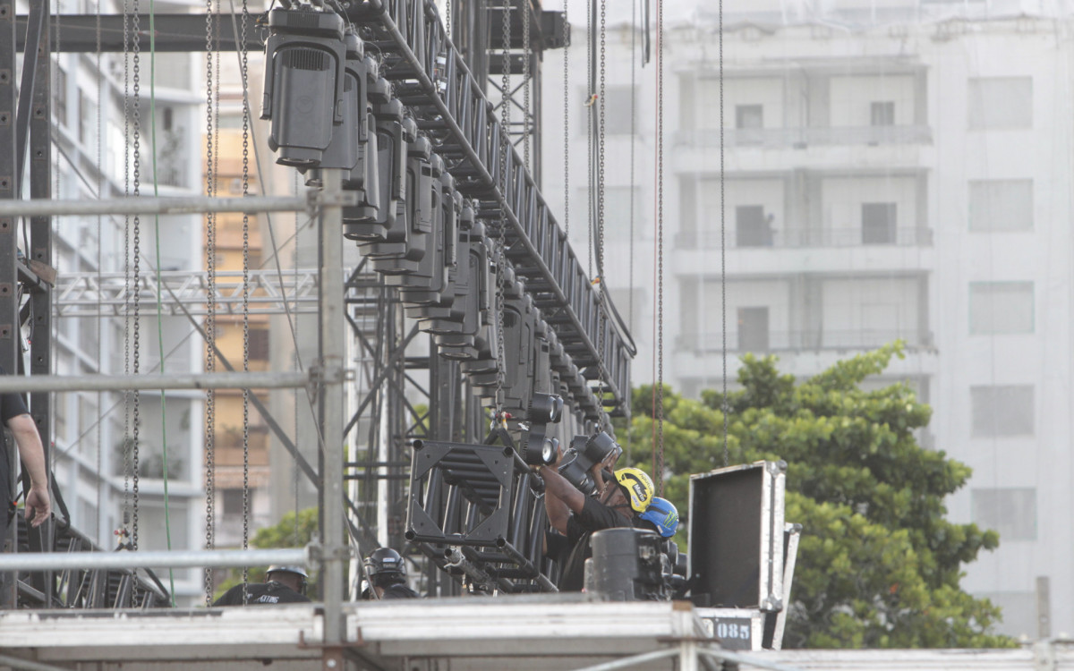 Montagem do palco para o show de Shakira, nesta quarta-feira (22).

