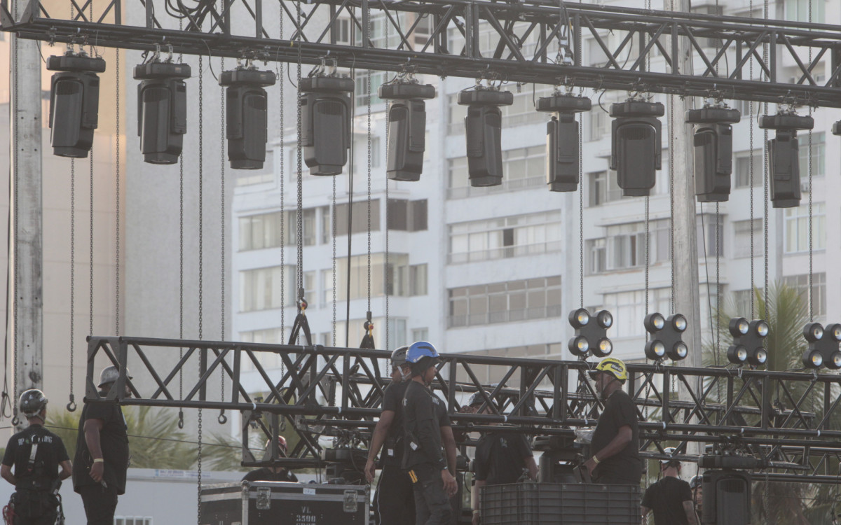Montagem do palco para o show de Shakira, nesta quarta-feira (22).
