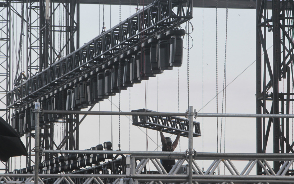 Montagem do palco para o show de Shakira, nesta quarta-feira (22).
