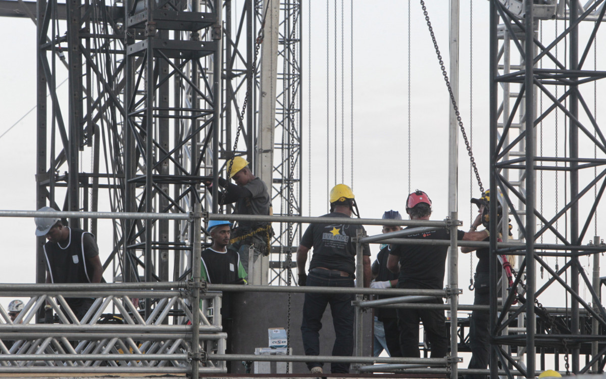 Montagem do palco para o show de Shakira, nesta quarta-feira (22).
