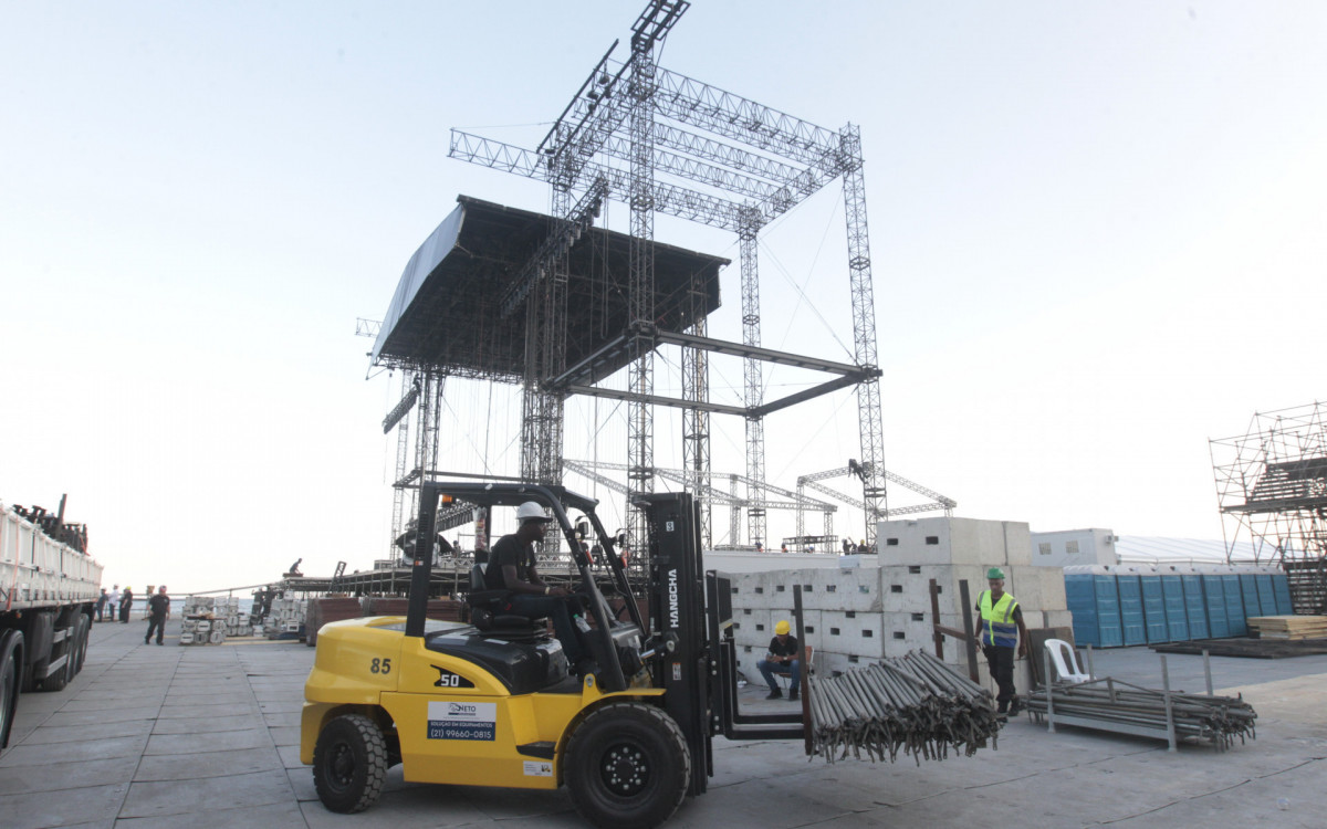 Montagem do palco para o show de Shakira, nesta quarta-feira (22).

