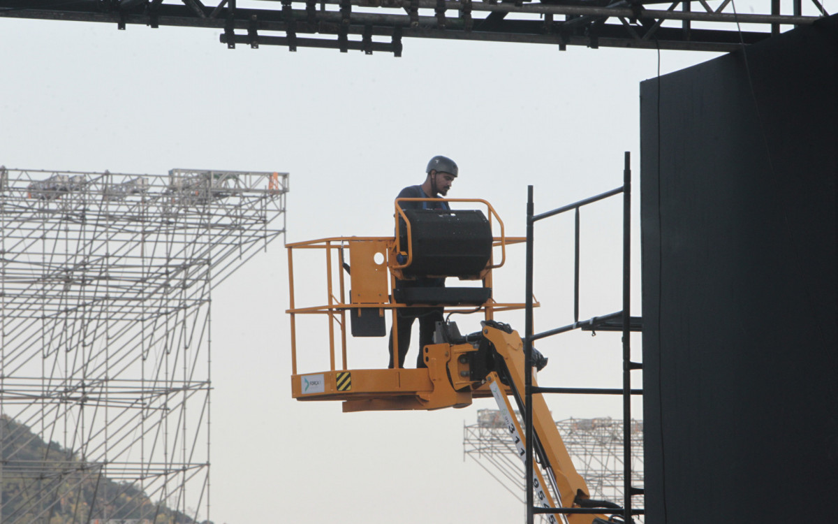 Montagem do palco para o show de Shakira, nesta quarta-feira (22).
