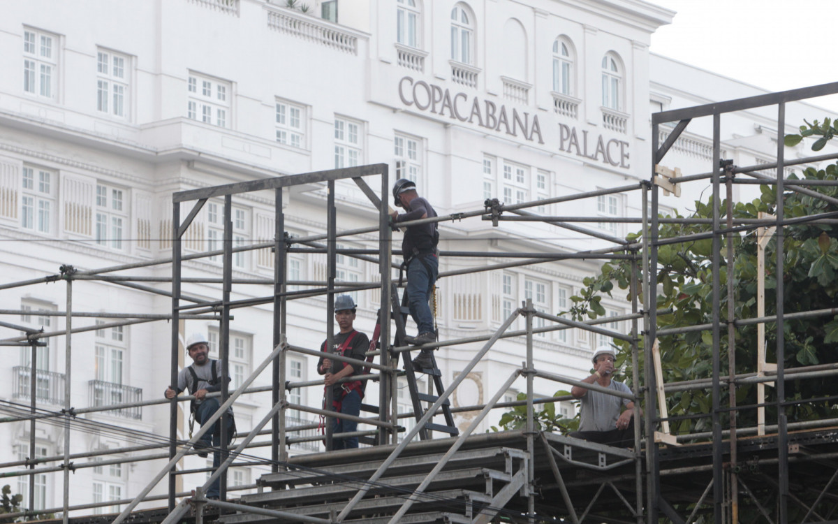 Montagem do palco para o show de Shakira, nesta quarta-feira (22).
