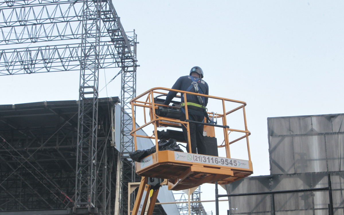 Montagem do palco para o show de Shakira, nesta quarta-feira (22).
