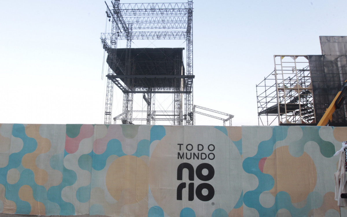 Montagem do palco para o show de Shakira, nesta quarta-feira (22).

