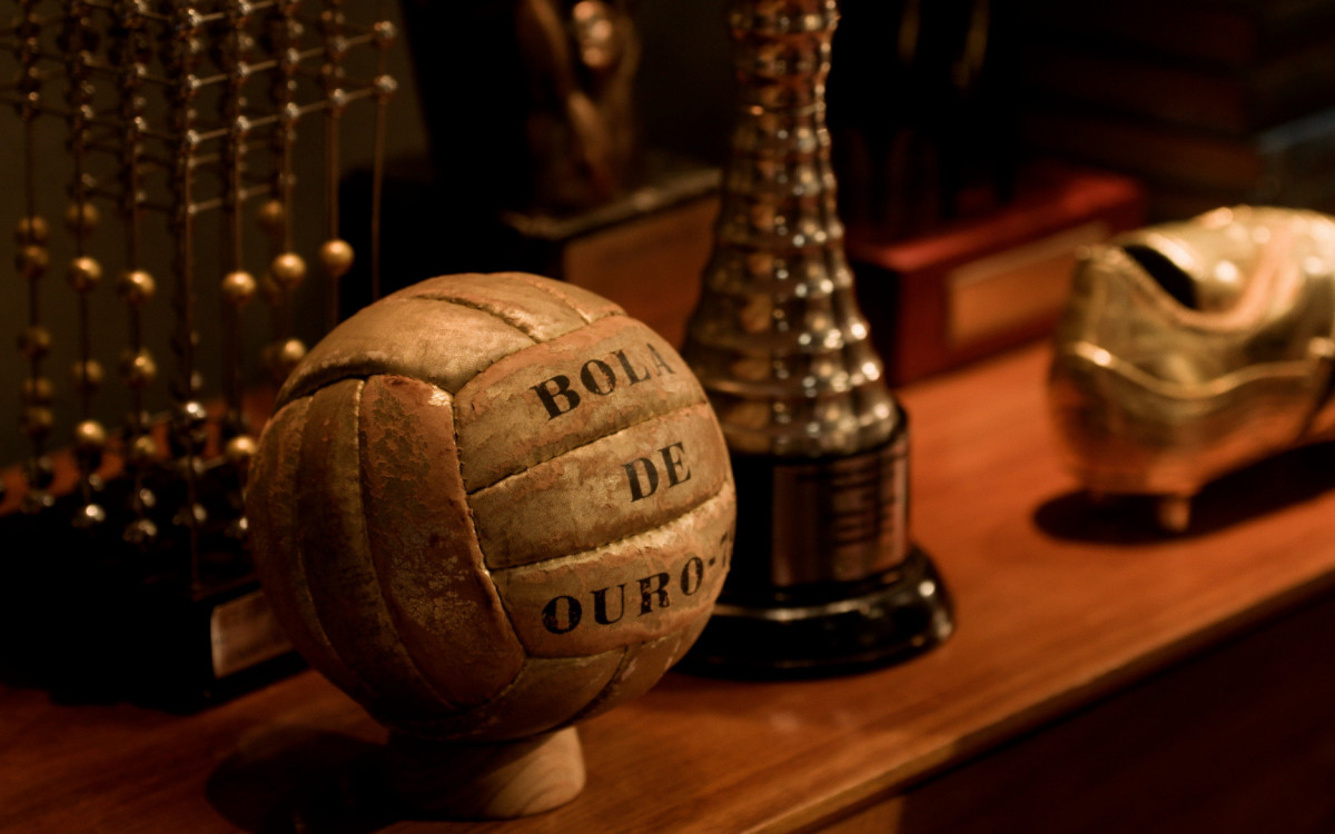 Bola de ouro de 1979 &eacute; pr&ecirc;mio de melhor jogador brasileiro recebido por Zico e entregue por empresa - Divulga&ccedil;&atilde;o
