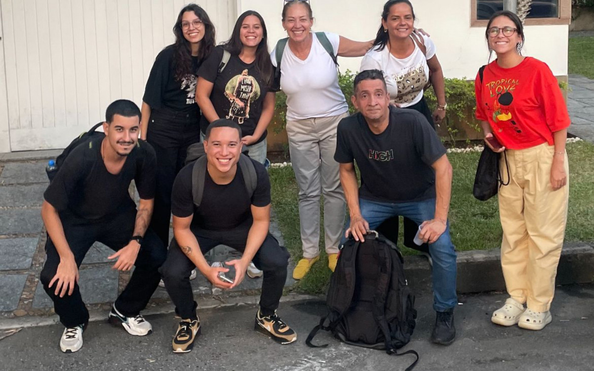 Equipe de muse&oacute;logos que trabalhou com parte do acervo de Zico teve coordena&ccedil;&atilde;o de Beto Junior (com a mochila) - Arquivo pessoal