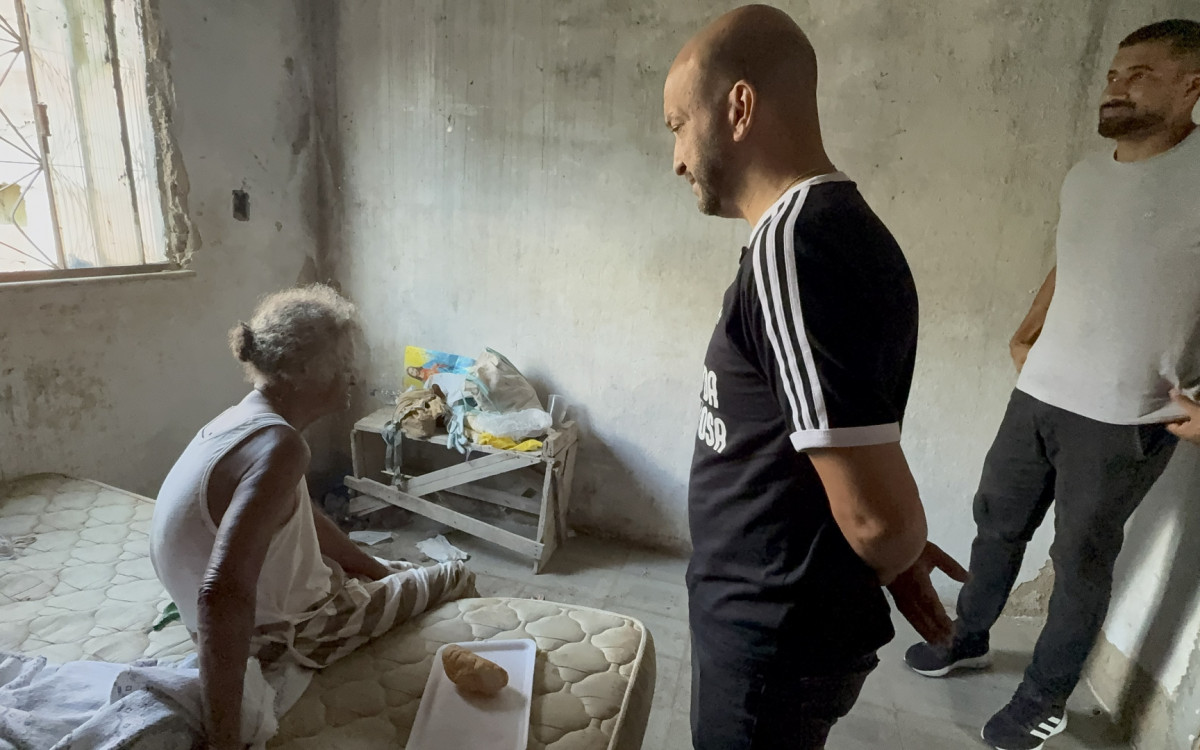 Idosa vítima de estelionato por afilhada é resgatada em condições insalubres na Zona Oeste