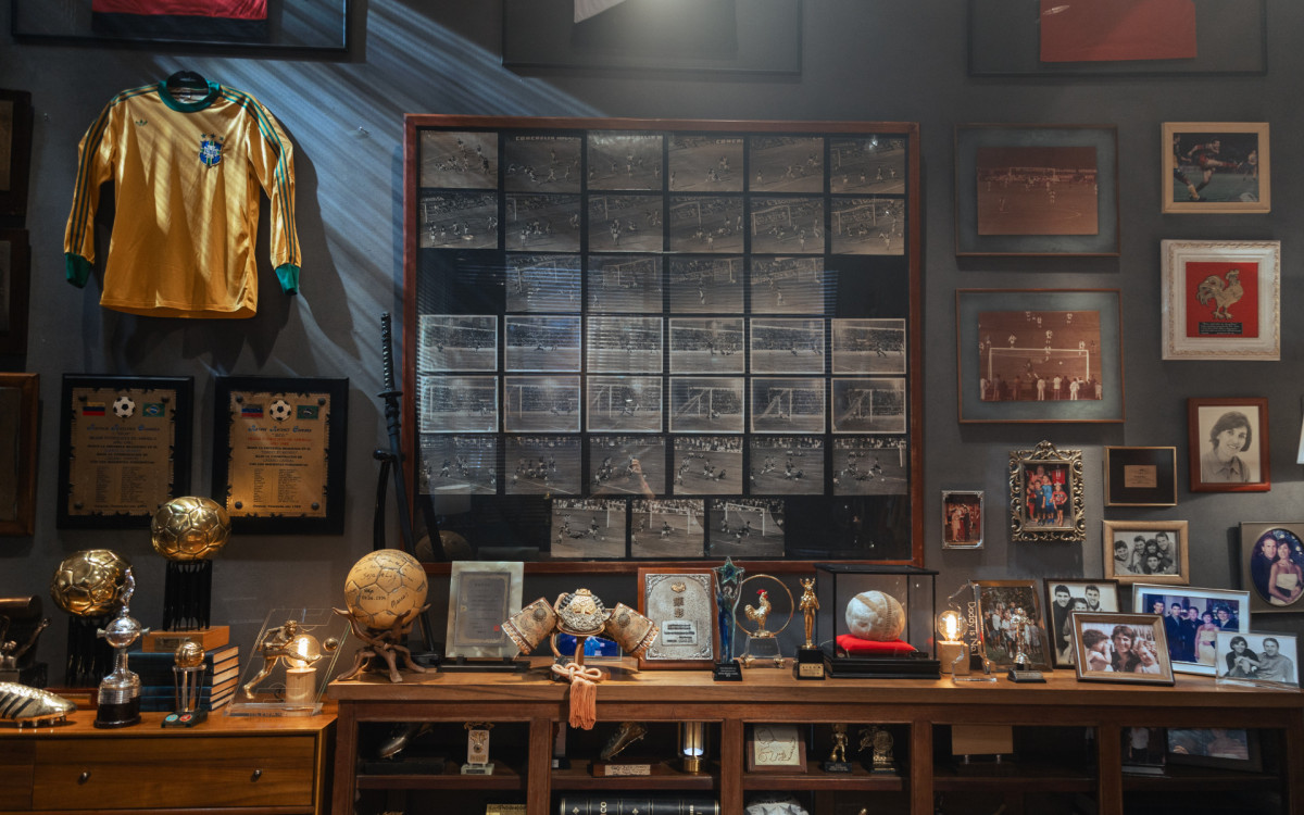 Cen&aacute;rio da sala de entrevistas para o document&aacute;rio sobre Zico tem v&aacute;rias fotos, camisas e trof&eacute;us - Divulga&ccedil;&atilde;o / Peter Wrede