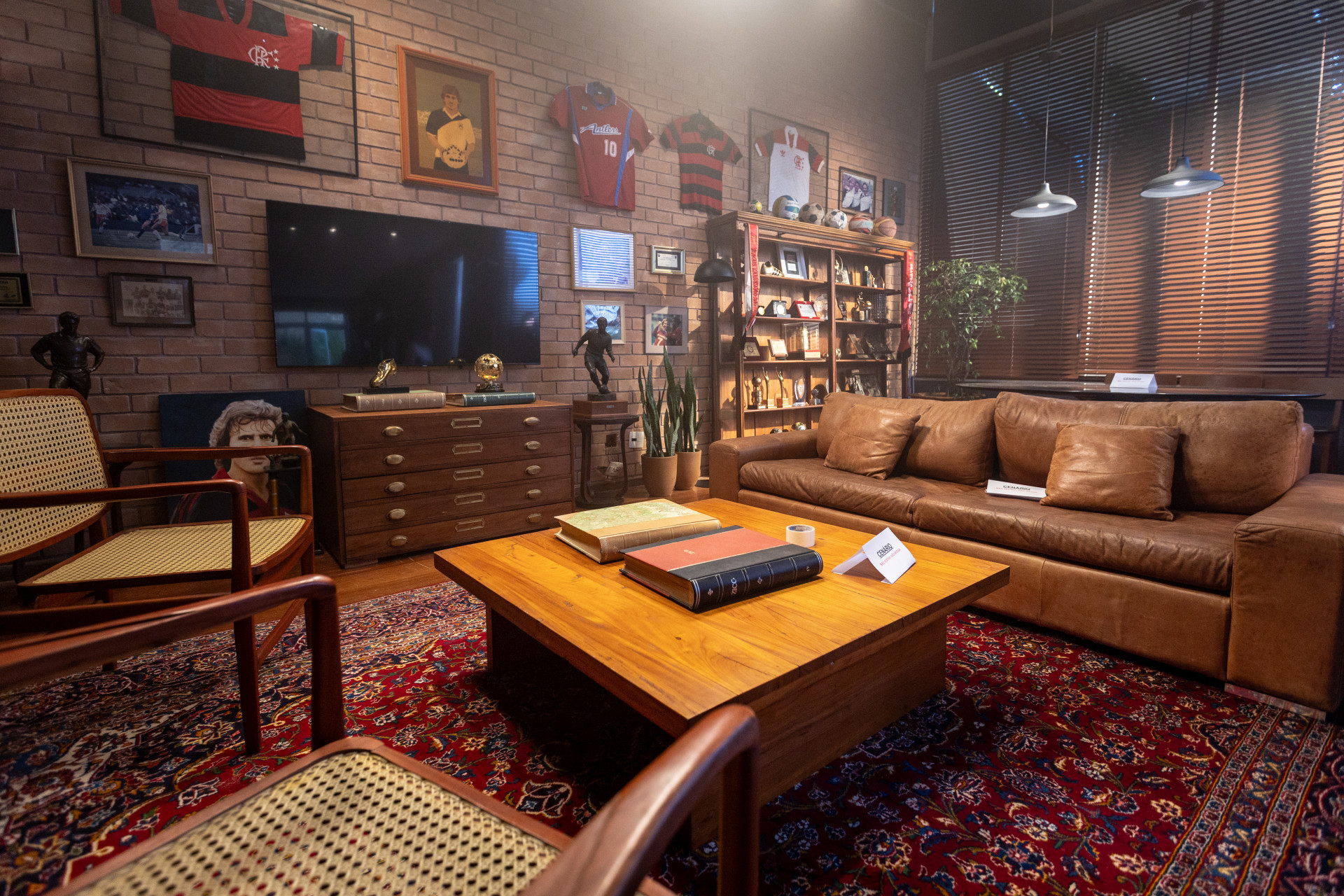 Cenário da sala para gravação de entrevistas para o documentário sobre Zico tem vários itens do acervo do ex-jogador - Divulgação / Peter Wrede