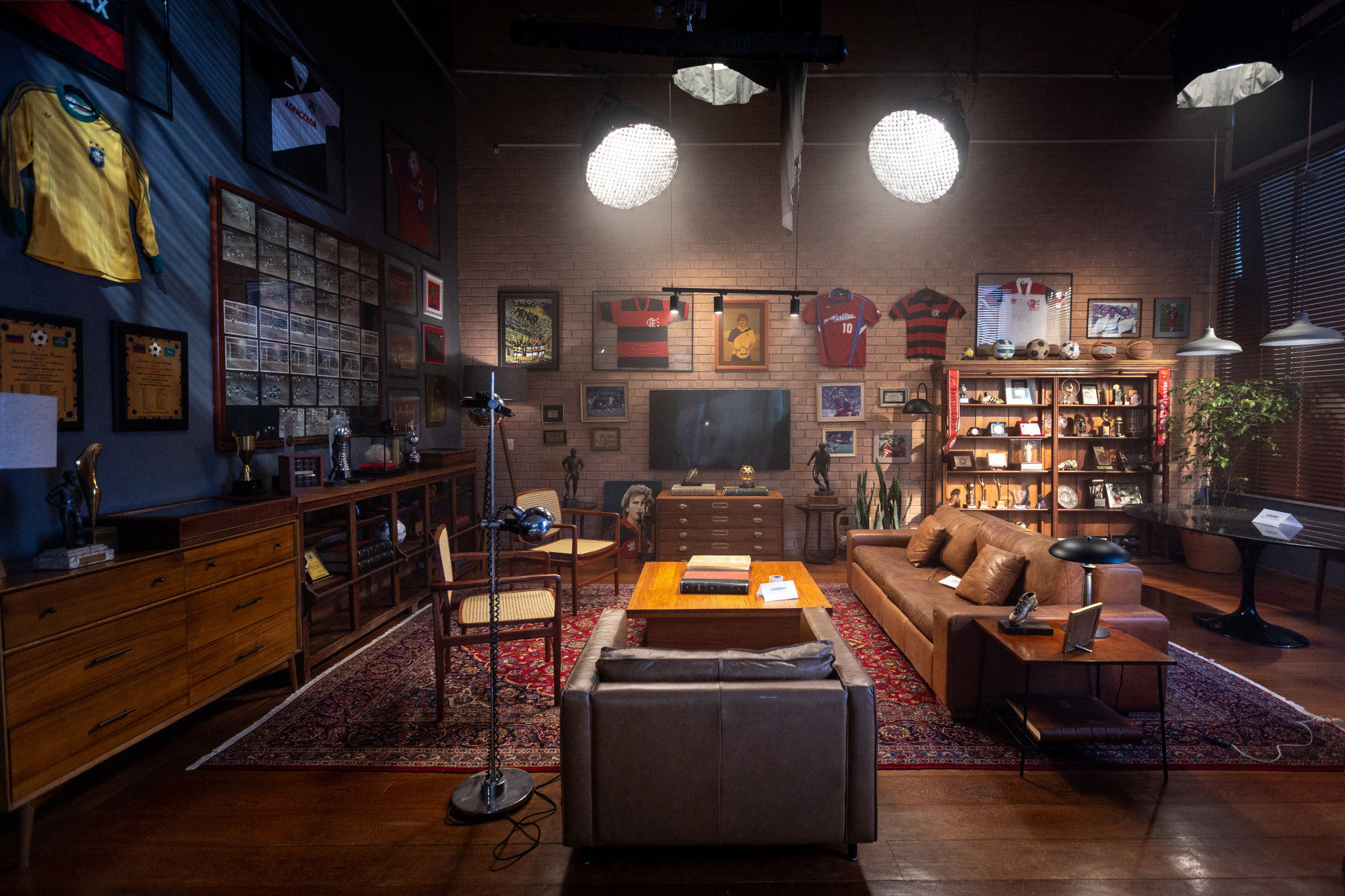 Cenário da sala de entrevistas para o documentário sobre Zico tem vários itens do acervo do ex-jogador - Divulgação / Peter Wrede