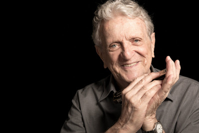 Aos 94 anos, a lenda da MPB Maurício Einhorn leva novo show ao SESC Niterói