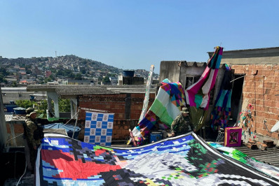 Polícia fecha fábrica clandestina de balões em São João de Meriti 