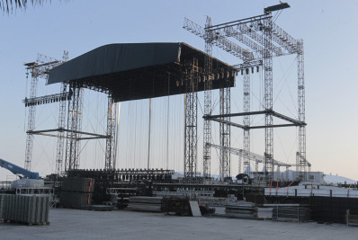 Montagem do palco para show de Shakira avança em Copacabana