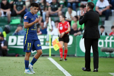 Ex-Botafogo, Almada perde a bola, comete pênalti e é expulso em jogo na Espanha