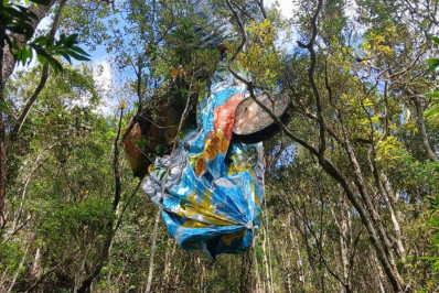 Balão de 15 metros é apreendido após cair perto de área de proteção ambiental em Petrópolis