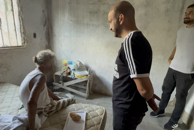Idosa vítima de estelionato por afilhada é resgatada em condições insalubres na Zona Oeste