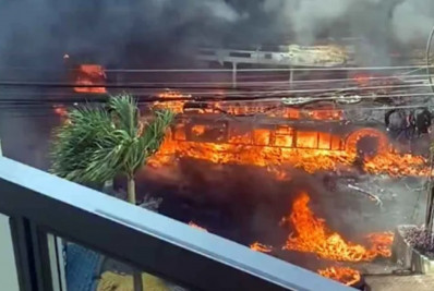 Incêndio em ônibus interdita via na Barra da Tijuca e afeta circulação de linhas