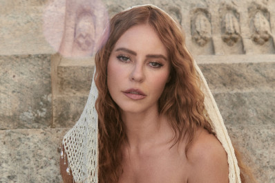 Paolla Oliveira aposta em poses de modelo em novo ensaio e arranca elogios: 'Parece uma miragem'